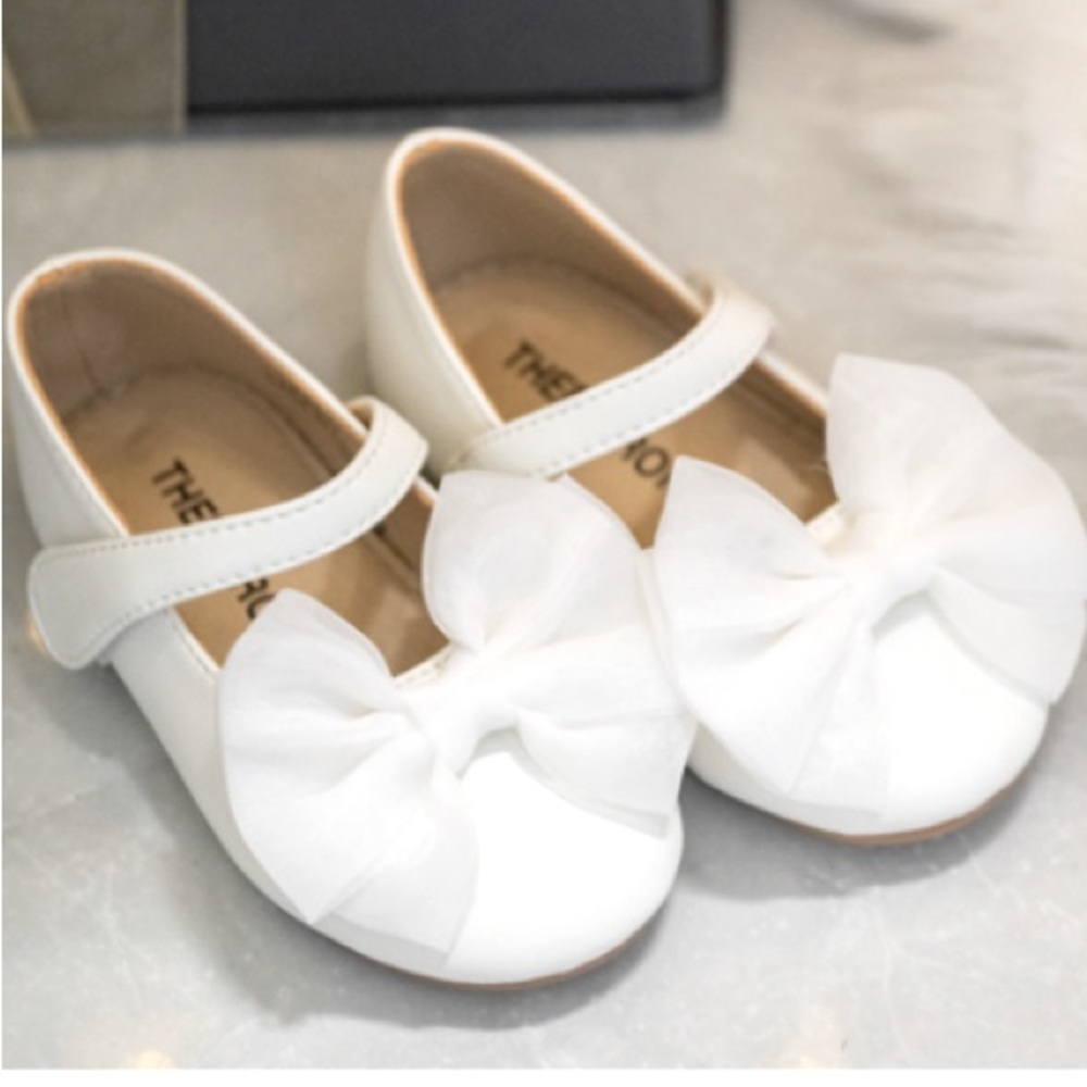EUC White Thee Bron Toddler Kids Dress Dance Shoes with a White Bow Velcro Strap